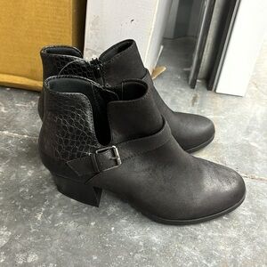 NWT Baretraps Lexis Heels Boots Zip Side Buckles Notch Side Alligator Croc Print